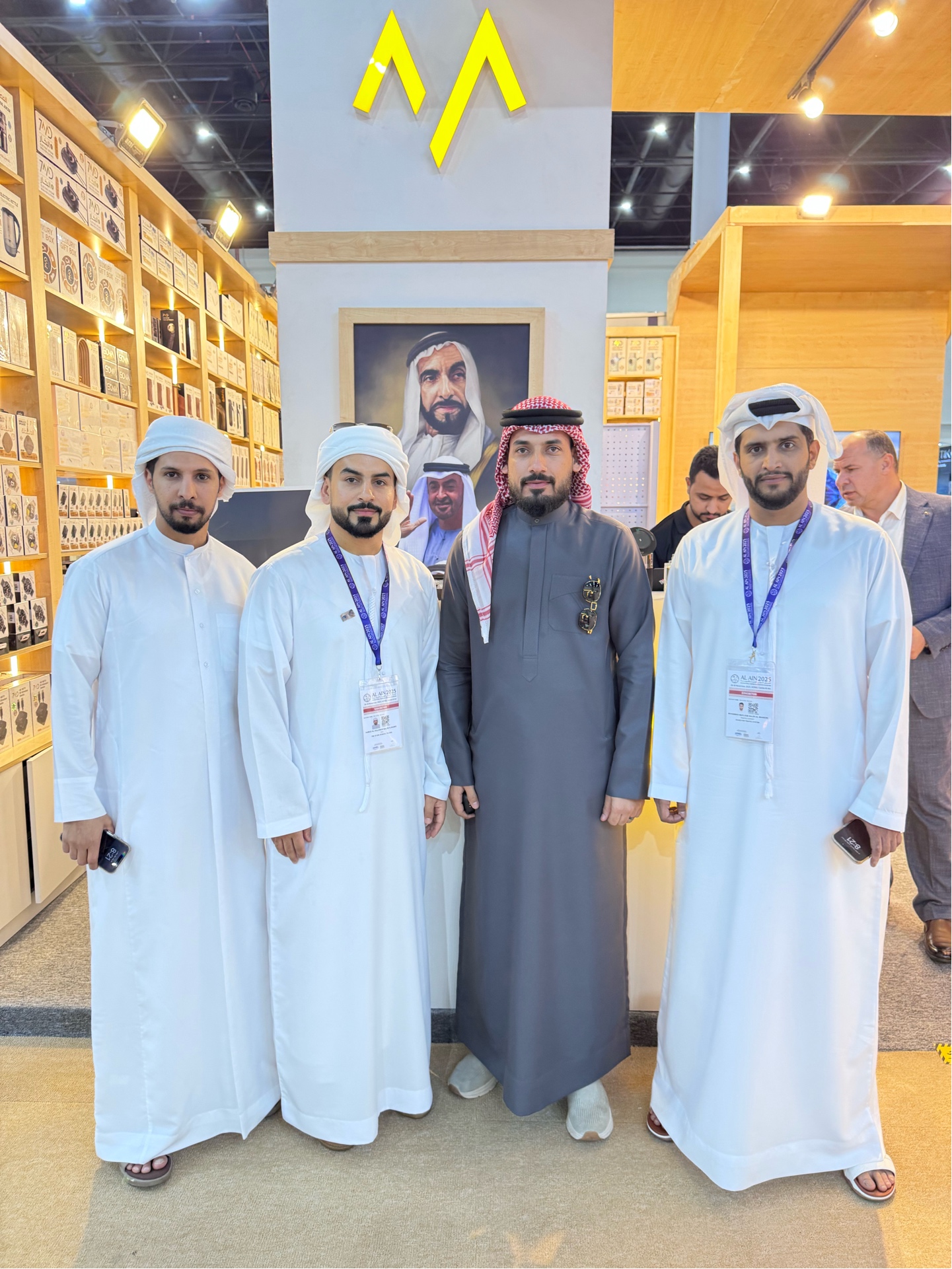 مع الفريق في معرض العين