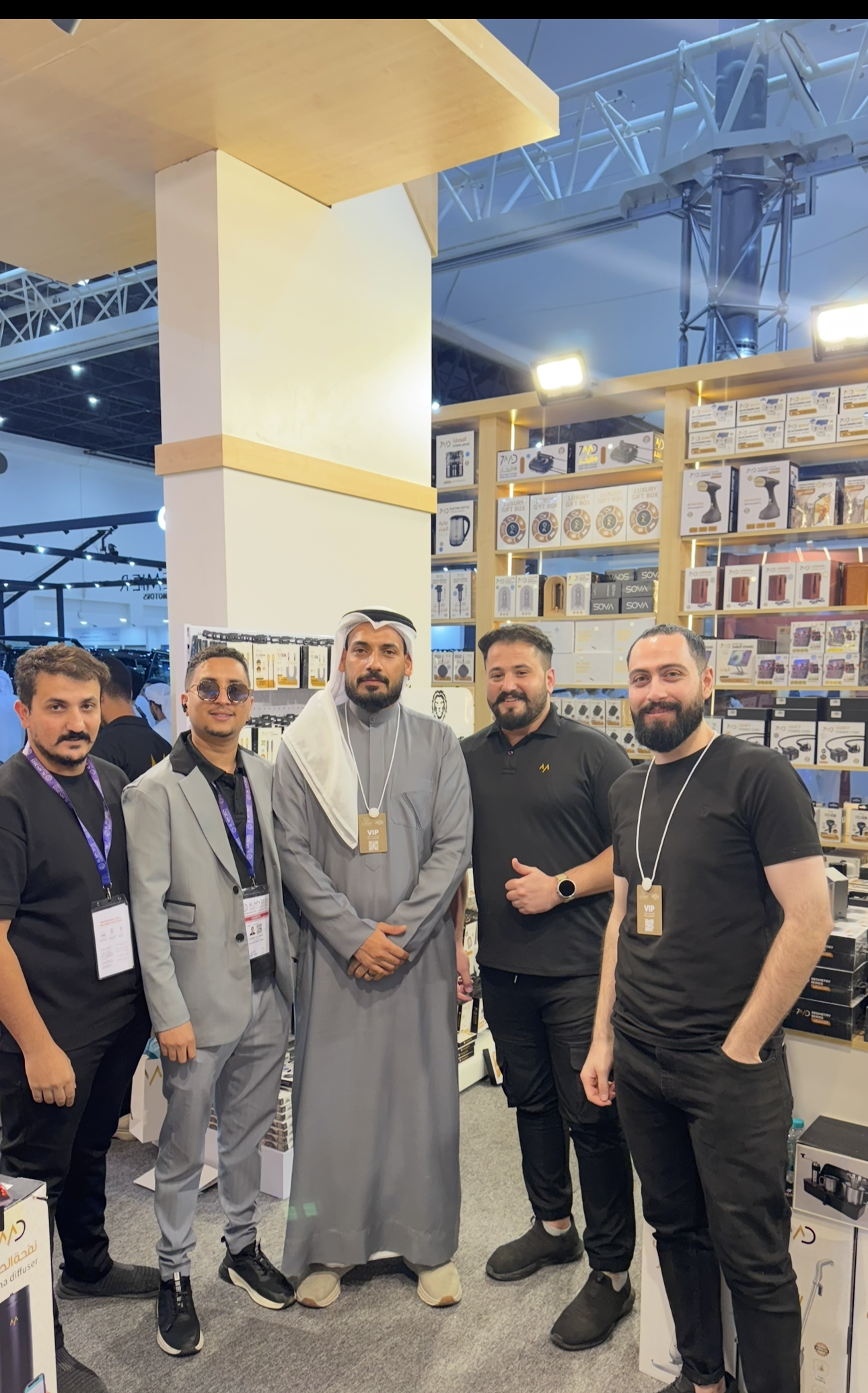 مع فريق حمد ستور في المعرض